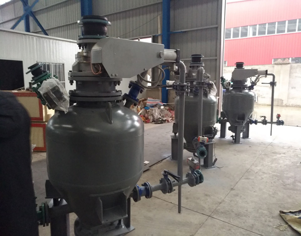 Pompe de transport pneumatique à pression positive pour trémie