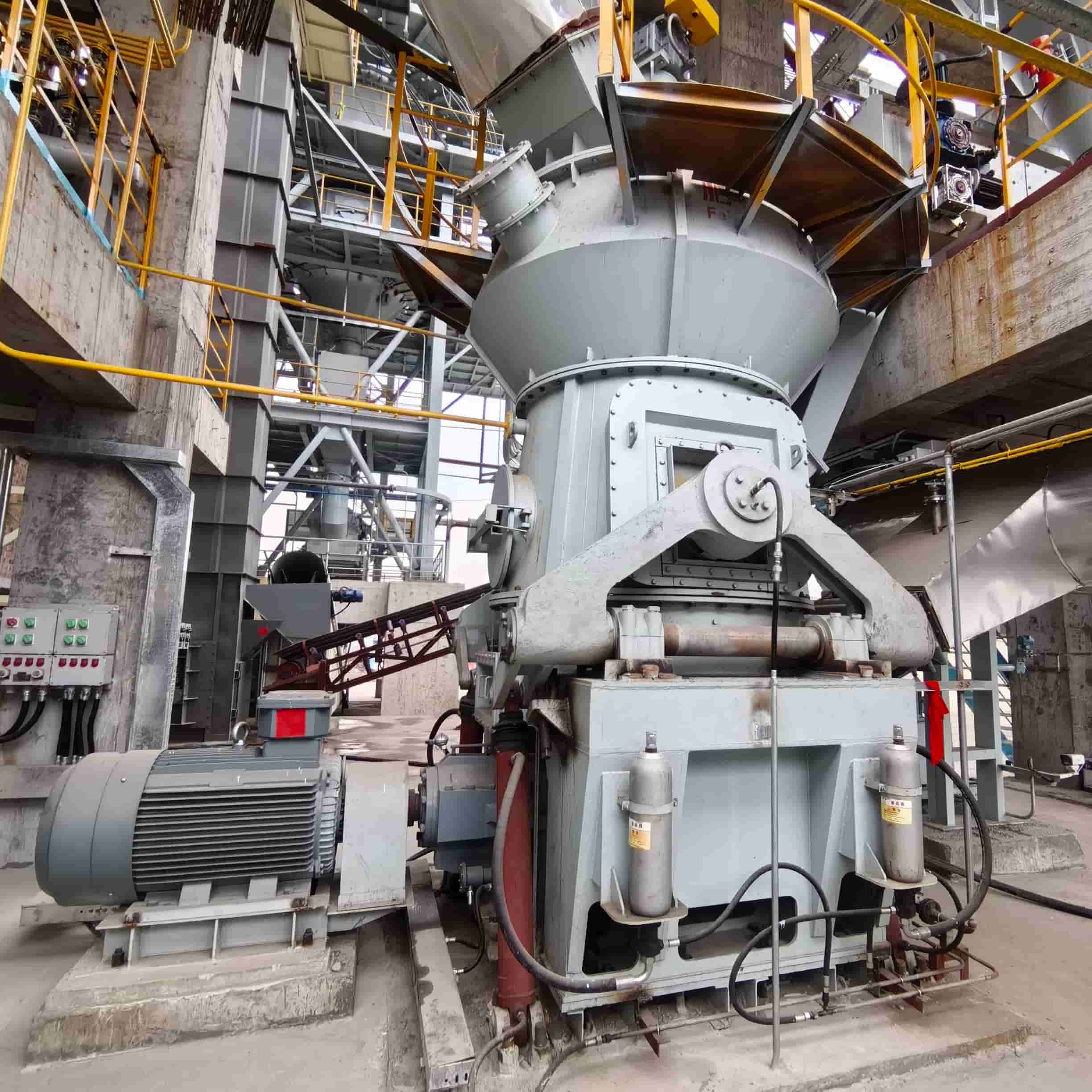 Procédé intégré de modification sodique de la bentonite et de broyage ultrafin